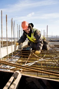 Frá fyrri ársfjórðungi mældist hækkun reglulegra launa mest í byggingarstarfsemi og verslun eða um 3,0%.