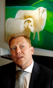 „Jón er ofviti. Og ofvitar erualveg ótrúlega snjallir, einsog hann er stundum í þessu gríni sínu, og svo geta þeir verið félagslega heftir annarsstaðar." 