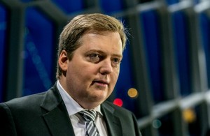 Þá voru skattar lækkaðir, þvert á ráð góðra manna sem allir vildu vel. Bjarni boðar skattalækkanir, en Sigmundur Davíð hefur nú sett fótinn fyrir dyrnar hvað það varðar.