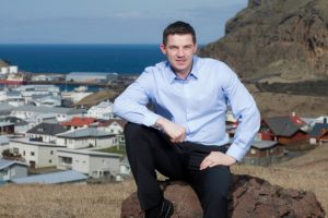 Staðhæfir Elliði Vignisson, bæjarstjóri í Vestmannaeyjum, að samfélagið þar hafi orðið af 5-6 milljörðum króna frá árinu 2011 vegna þess að ekki hafi verið farið eftir settum reglum við úthlutun makrílkvótans og vísar þar til niðurstöðu umboðsmanns Alþingis.