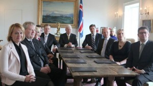 „Ég hef deilt þessu með samráðherrum mínum, ég hef deilt því með þingmönnum og með þeim sem næst mér standa. Ég hef fengið ítrekaðar hótanir, ég hef fengið morðhótanir. Þetta er öryggismál. Ég hvet engann til að vinda sér inn í þennan hring. Mér finnst nóg að ég standi í þessu.“